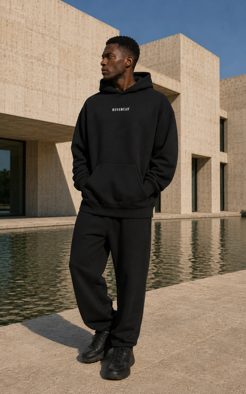 NOVAWEAR Oversized Hoodie in Schwarz – Dreiviertelansicht