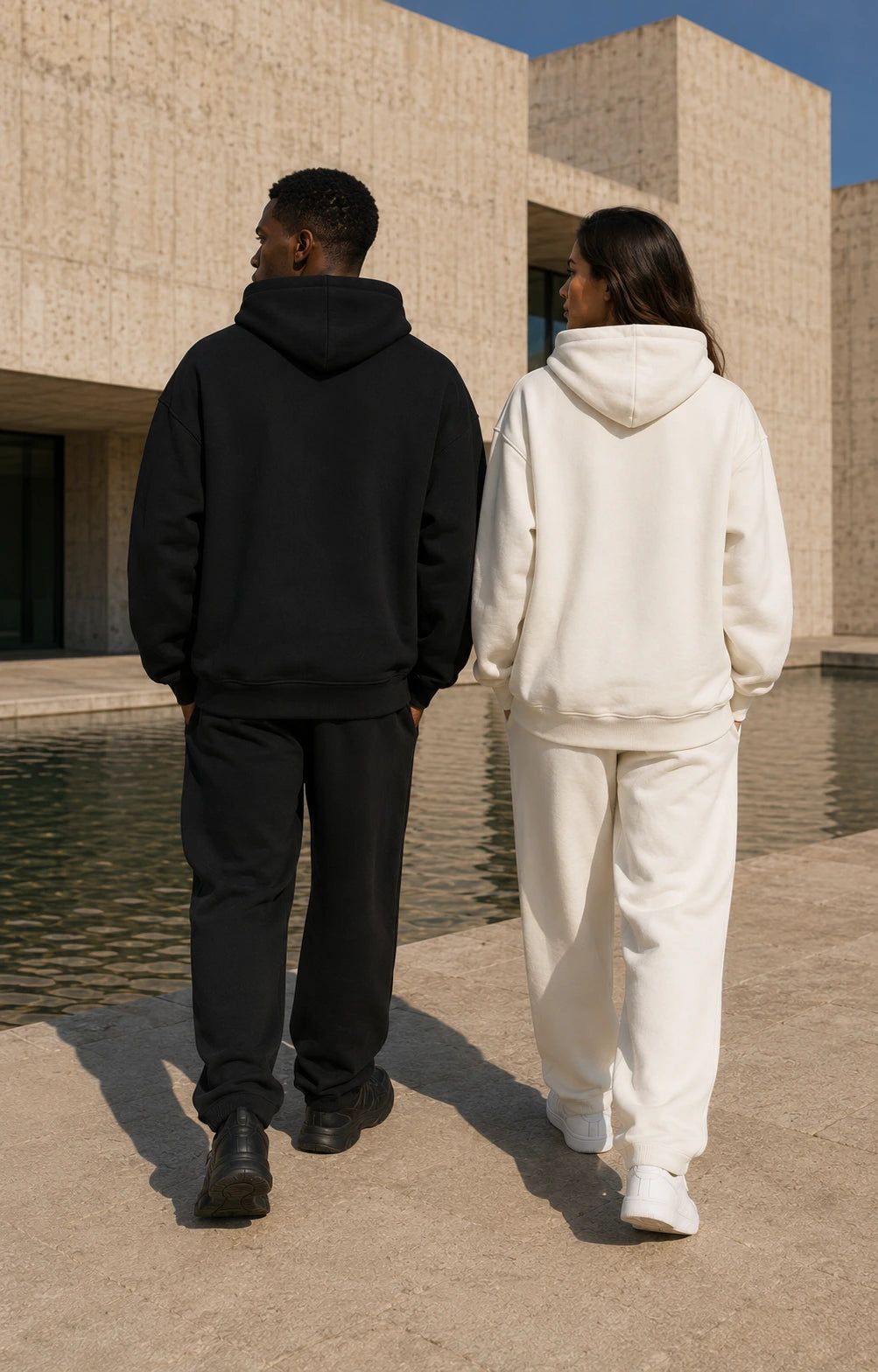 NOVAWEAR Oversized Hoodie – Rückansicht in Schwarz und Natural Raw