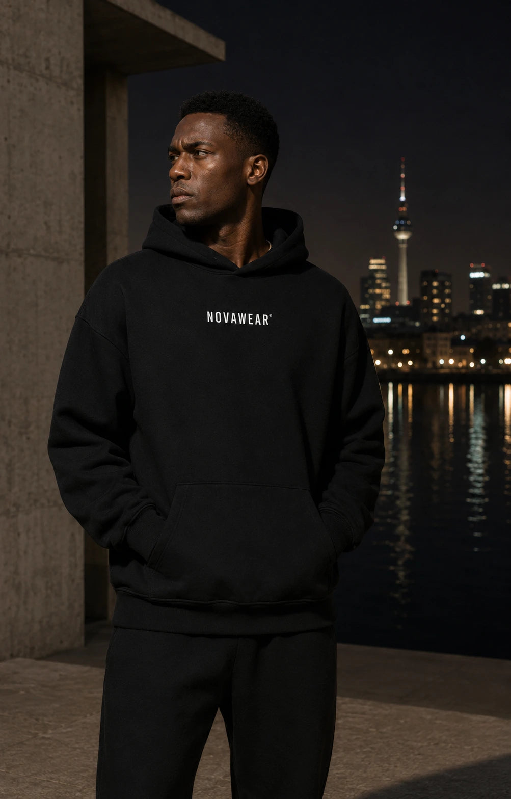 NOVAWEAR Oversized Hoodie in Schwarz – nächtliche Kampagnenansicht