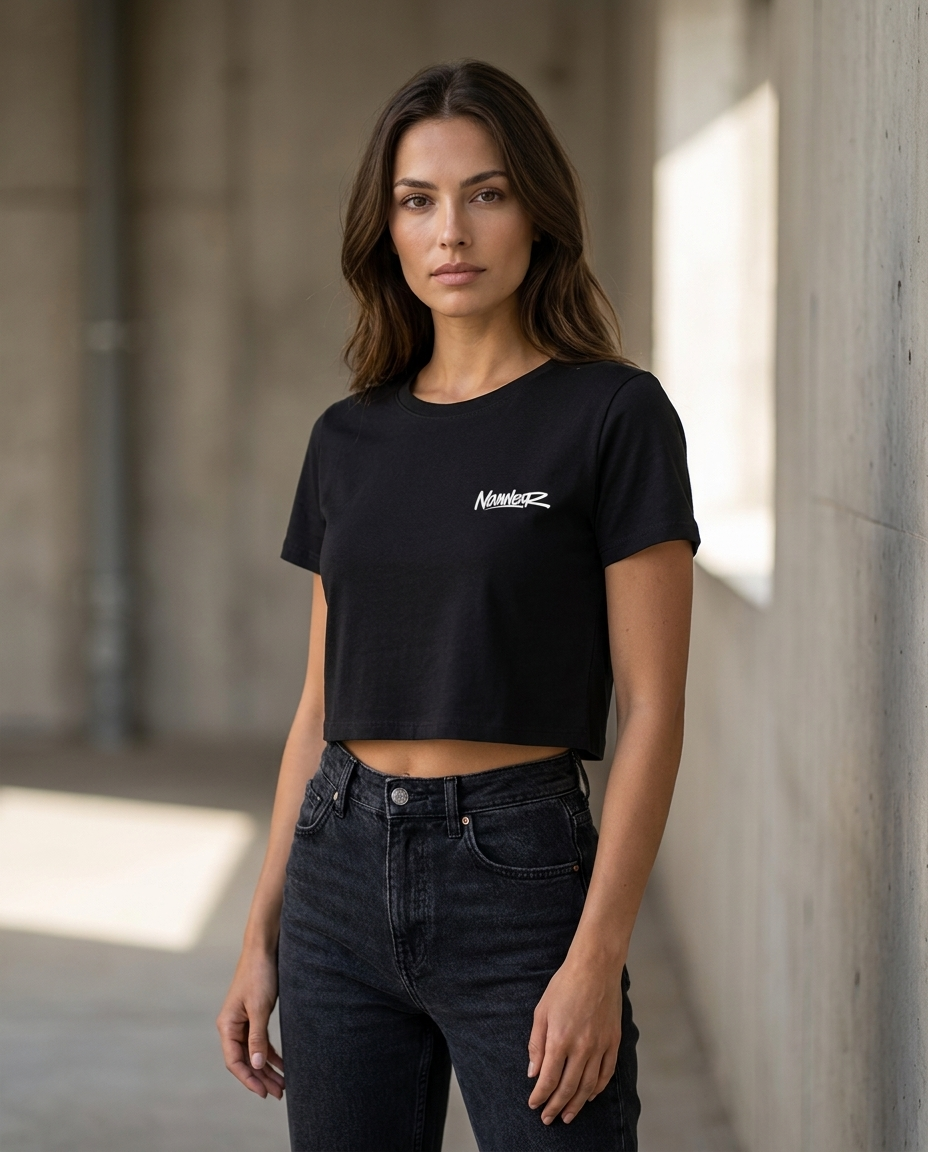 Lineform Cropped Tee Schwarz 3/4 Frontansicht