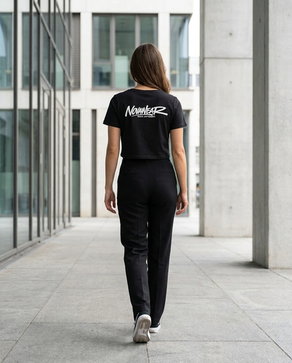 Lineform Cropped Tee Schwarz Lifestyle Rückansicht