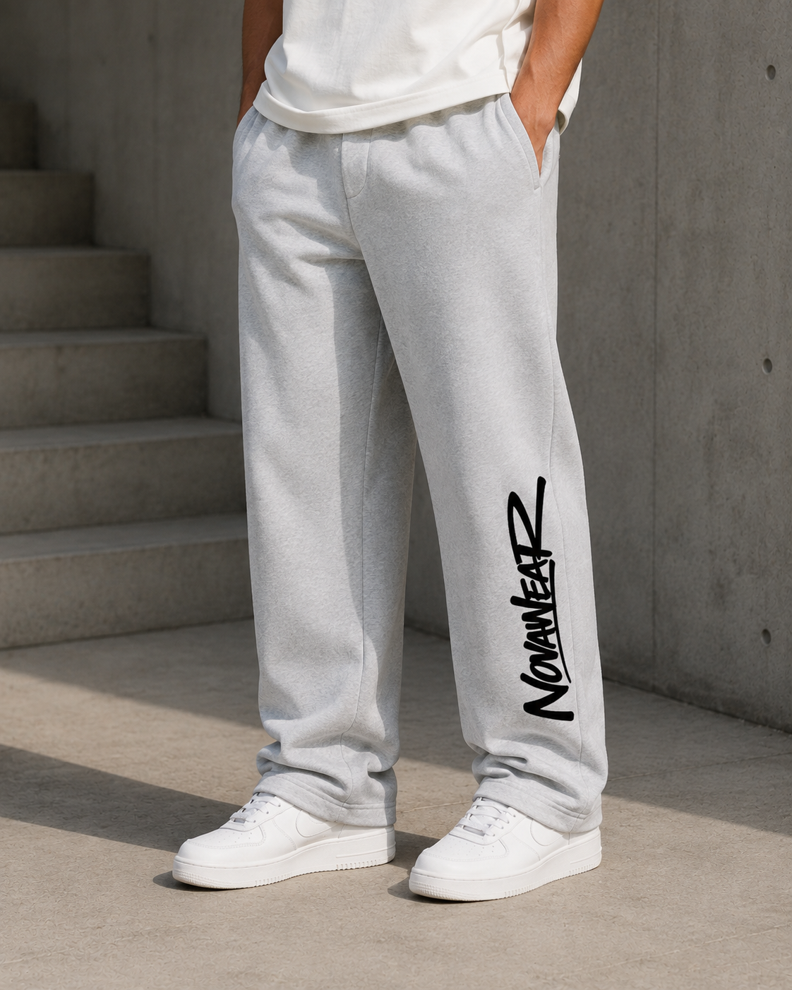 NOVAWEAR Axis Heavyweight Sweatpants Heather Grey am Model – Print- und Passformdetail