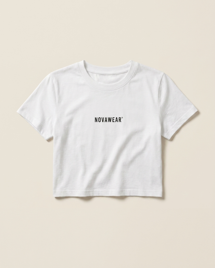 NOVAWEAR Cropped Tee in Weiß – Studio-Vorderansicht