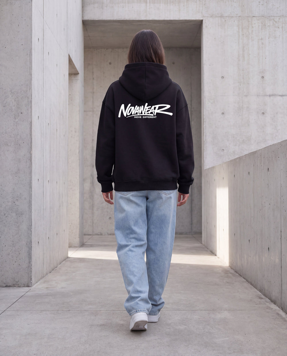 
NOVAWEAR Formshift Heavyweight Oversized Hoodie in Schwarz – Rückenansicht mit Backprint