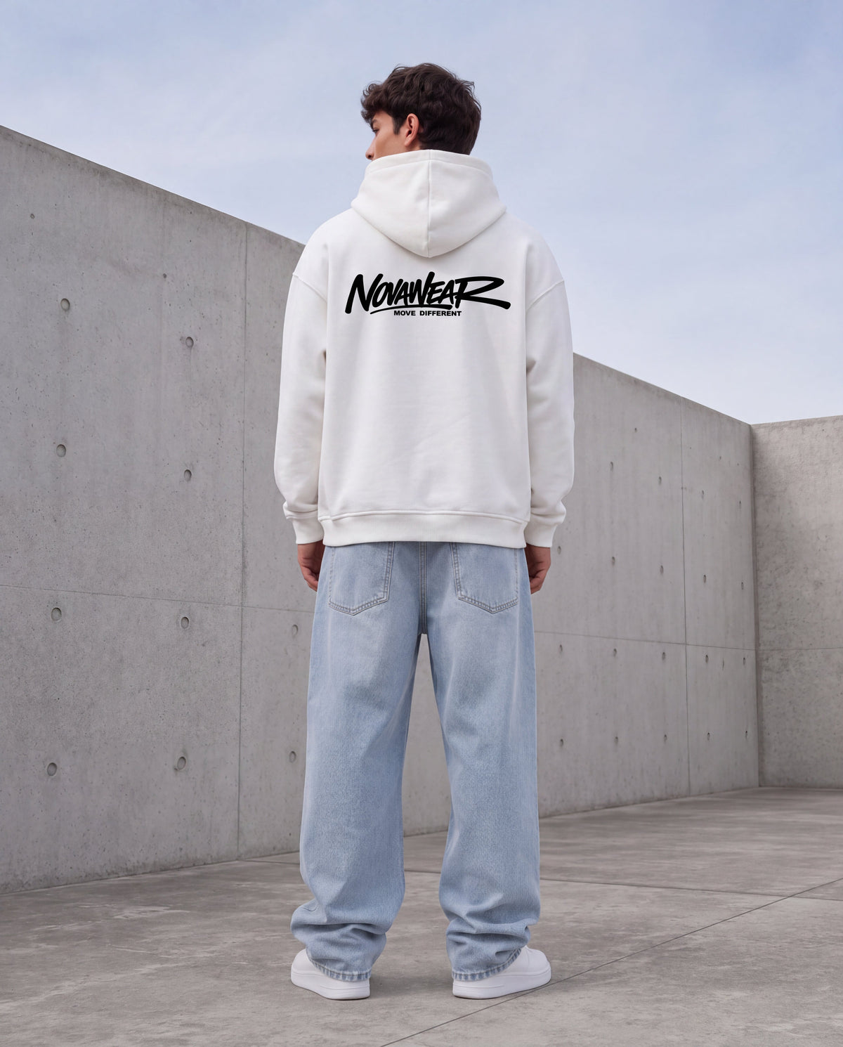 NOVAWEAR Formshift Heavyweight Oversized Hoodie in Weiß – Rückenansicht mit Backprint