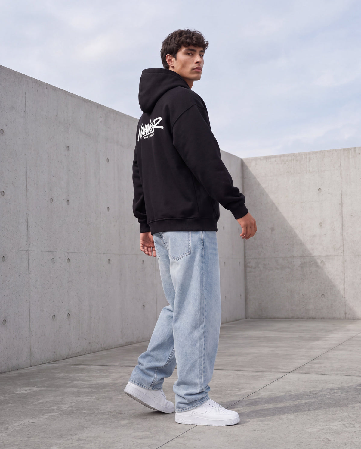 NOVAWEAR Formshift Heavyweight Oversized Hoodie in Schwarz – Editorial-3/4-Ansicht