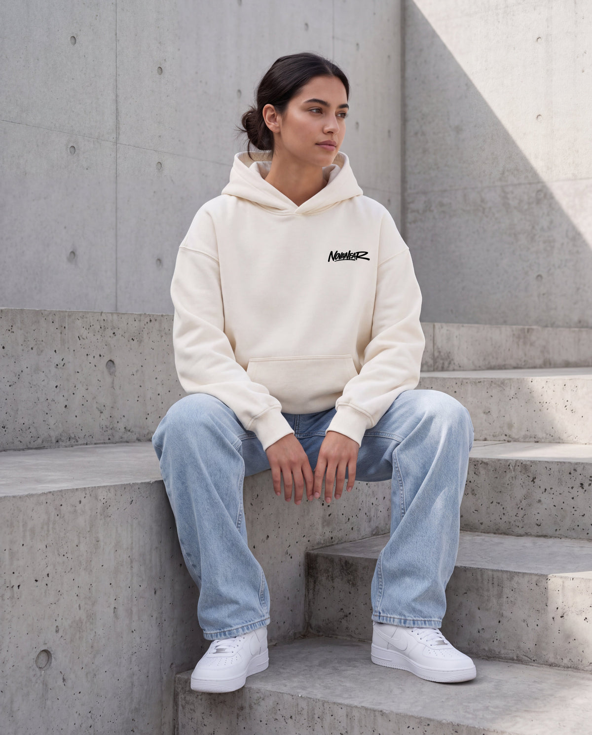 NOVAWEAR Formshift Heavyweight Oversized Hoodie in Natural Raw – Sitzende Editorial-Ansicht