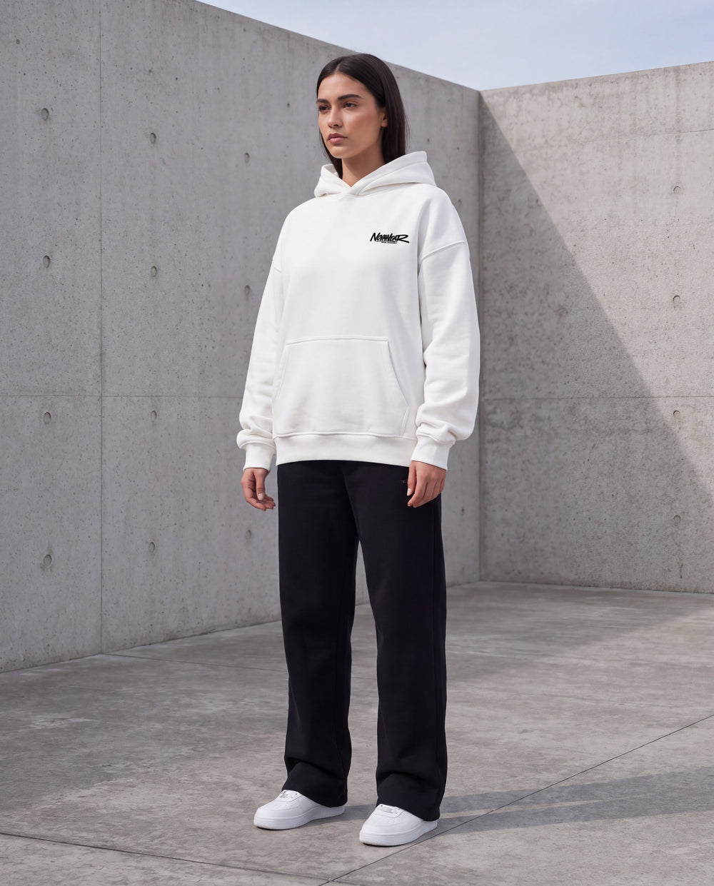 
NOVAWEAR Formshift Heavyweight Oversized Hoodie in Weiß – Detailansicht von Fit und Verarbeitung