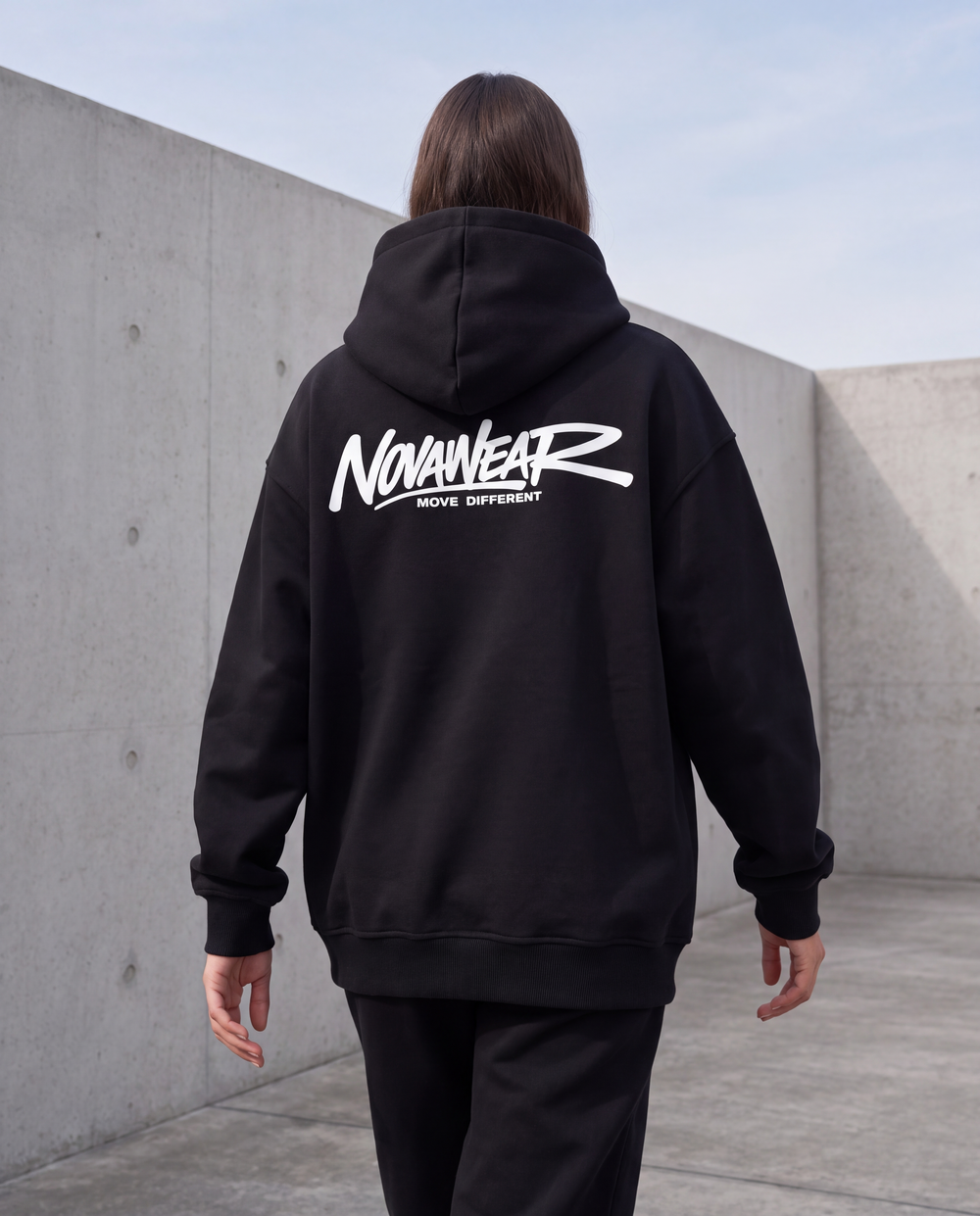 
NOVAWEAR Formshift Heavyweight Oversized Hoodie in Schwarz – Backprint-Bewegungsansicht