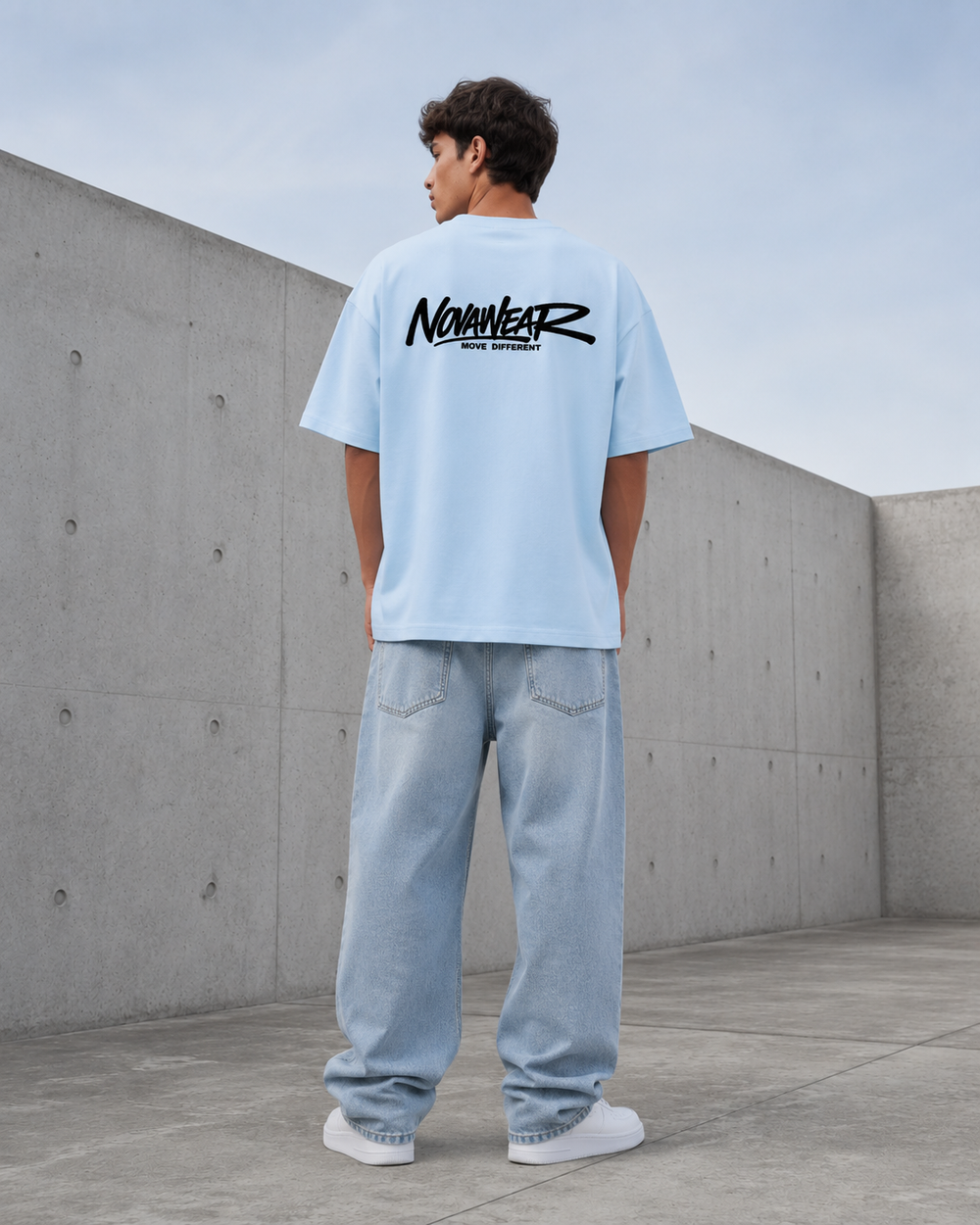 
NOVAWEAR Formshift Heavyweight Oversized Shirt in Babyblau – großer Backprint am Model