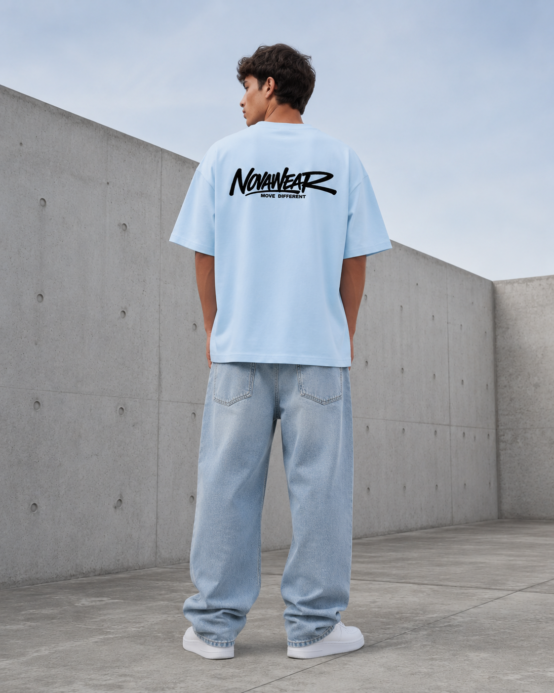 NOVAWEAR Formshift Heavyweight Oversized Shirt in Babyblau – großer Backprint am Model